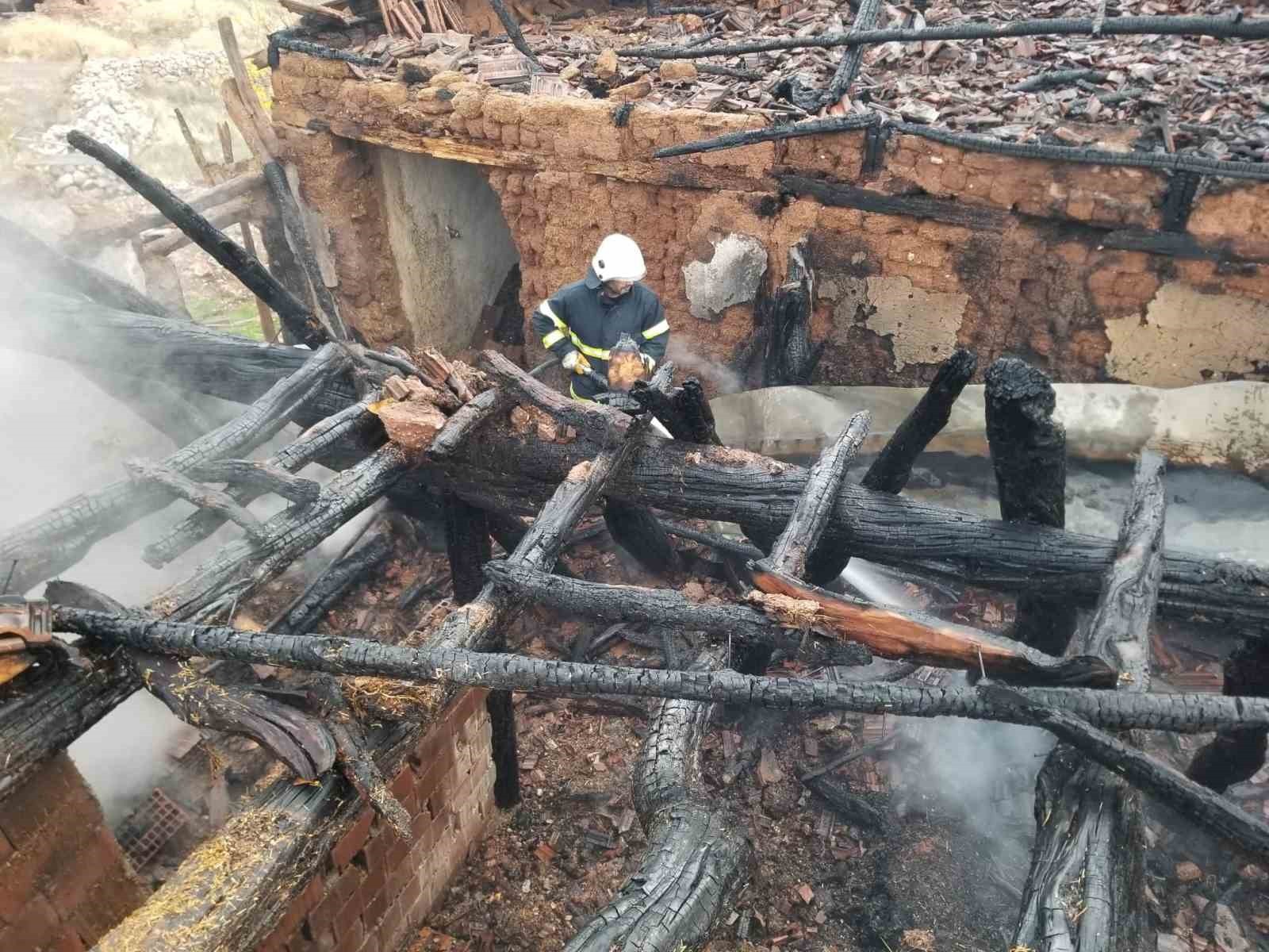 MEYDANA GELENE YANGINDA EVDE MADDİ HASAR OLUŞTU