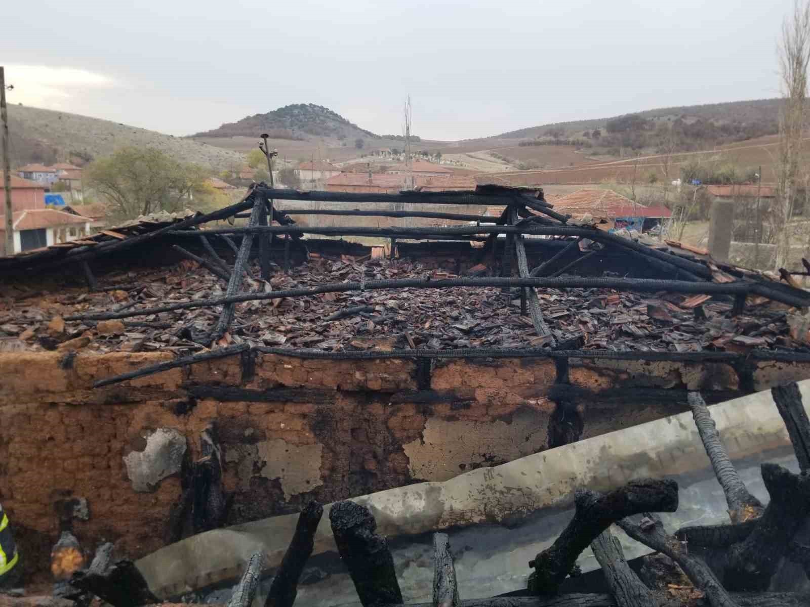 MEYDANA GELENE YANGINDA EVDE MADDİ HASAR OLUŞTU