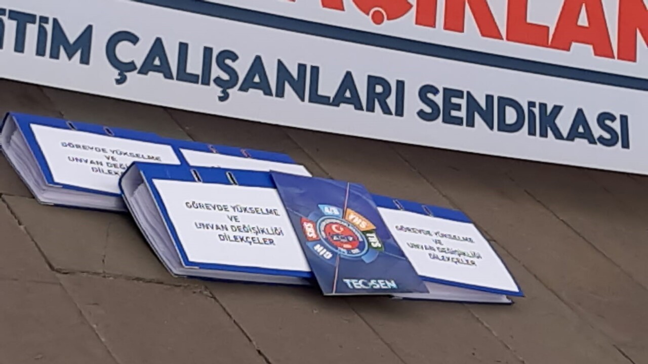 MİLLİ EĞİTİM BAKANLIĞI (MEB), ÖNÜNDE BİR ARAYA GELEN TÜM EĞİTİM ÇALIŞANLARI SENDİKASI (TEÇ-SEN)...