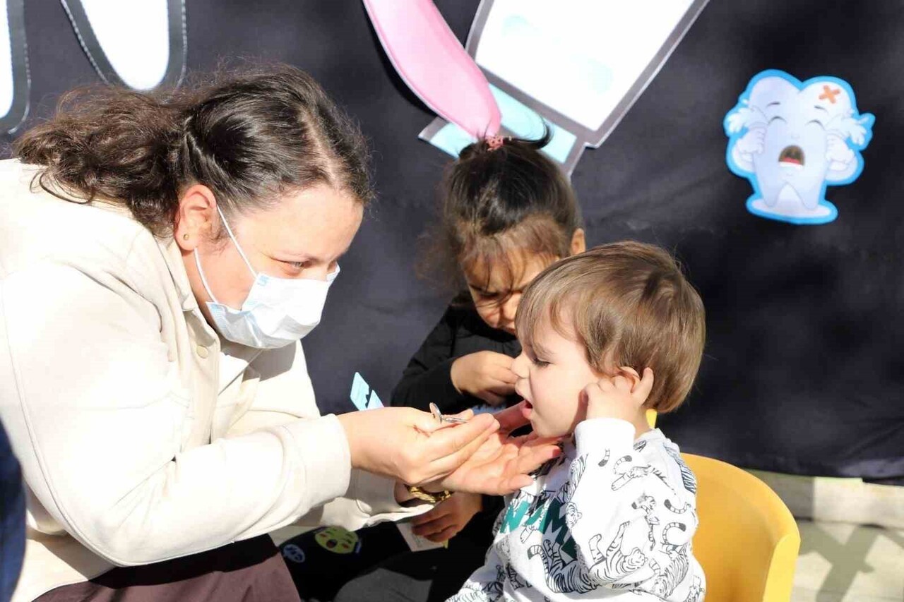 MİNİK ÇOCUKLARA AĞIZ VE DİŞ SAĞLIĞI EĞİTİMİ