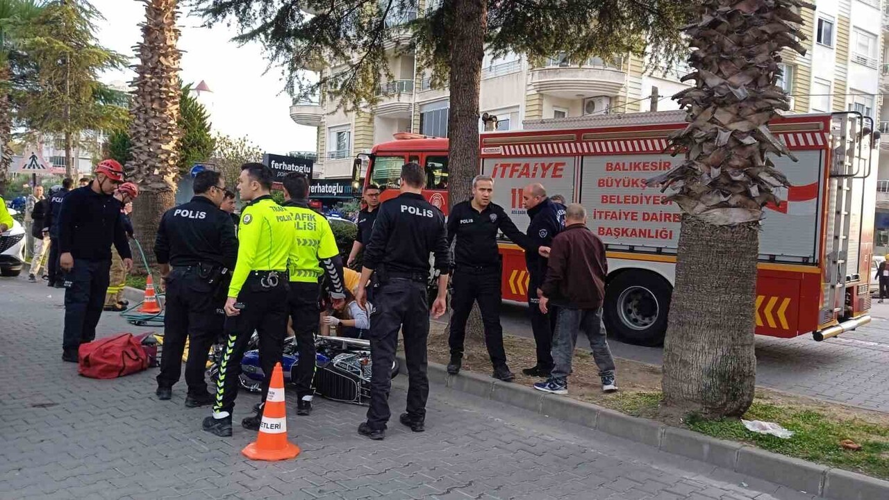 MOTOSİKLET KAZASINDA YARALININ SIKIŞAN AYAĞINI İTFAİYE KURTARDI