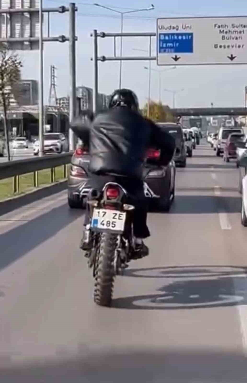 MOTOSİKLETİ AT SÜRER GİBİ SÜRDÜ