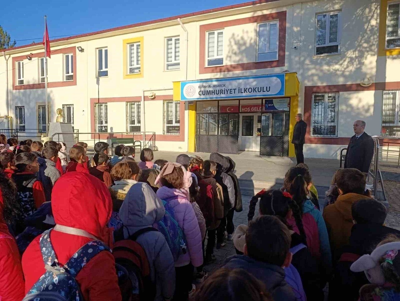 MÜDÜR HASAN KİLİTCİ: "BAYRAK TÖRENLERİ, MİLLİ DEĞERLERİMİZLE BAĞIMIZI GÜÇLENDİREN ÖZEL...