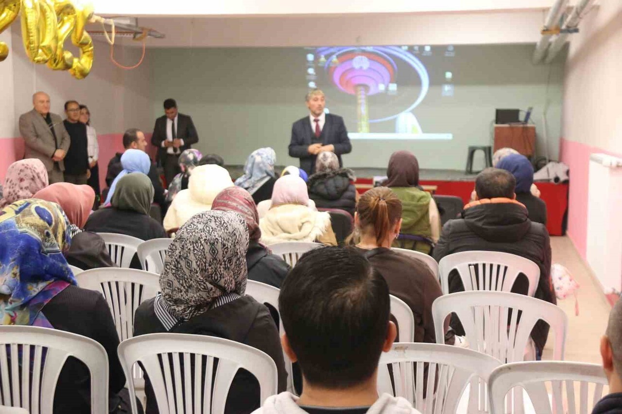 MÜDÜR YILMAZ: "TELEFONLA OYALANDIĞI KADAR ÇOCUĞUNA İLGİ GÖSTERMEYEN VELİLERİMİZ VAR"