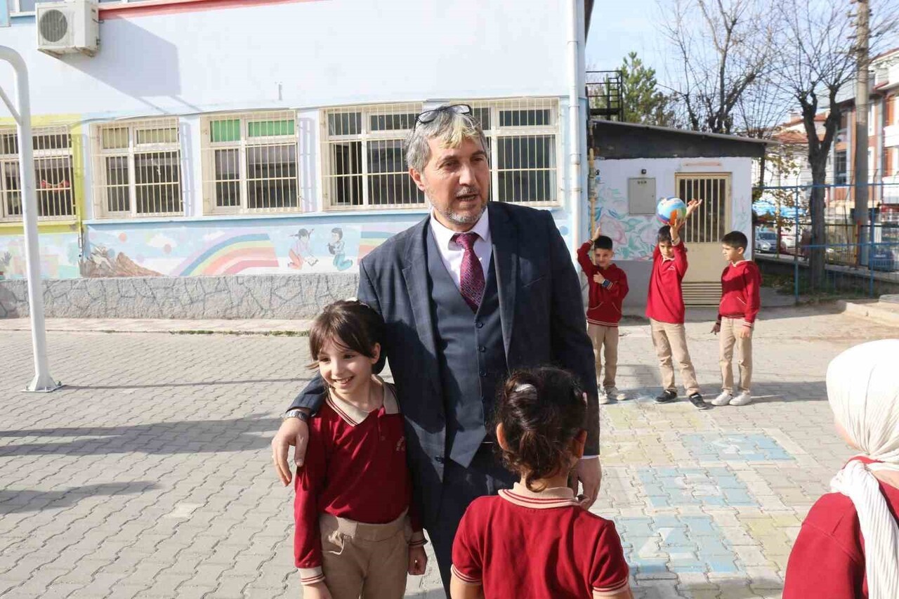 MÜDÜR YILMAZ: "TELEFONLA OYALANDIĞI KADAR ÇOCUĞUNA İLGİ GÖSTERMEYEN VELİLERİMİZ VAR"