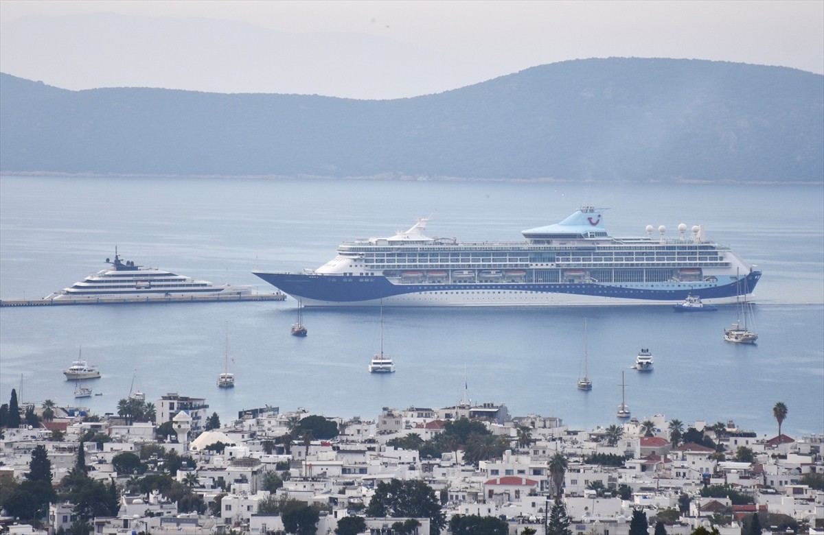 Muğla'nın Bodrum ilçesine, "Marella Discovery 2" (sağda) ve "Emerald Azzurra" (solda) isimli...