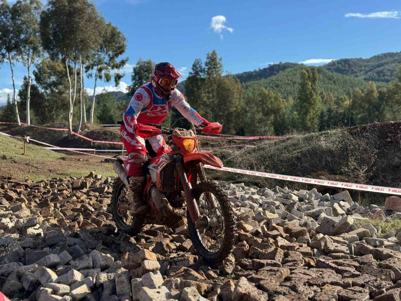 MUĞLA'NIN FETHİYE İLÇESİNDE, ÜÇ GÜN BOYUNCA 105 SPORCUNUN ÇAMURLA, YAĞMURLA VE ZORLU PARKURLARLA...