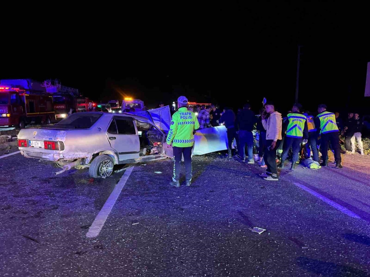 MUĞLA'NIN KÖYCEĞİZ İLÇESİNDE FİAT TOFAŞ MARKA İKİ ARACIN KAFA KAFAYA ÇARPIŞMASI SONUCU MEYDANA...