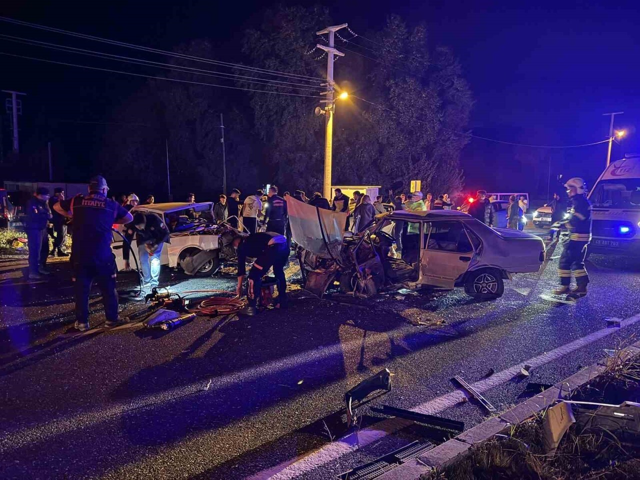 MUĞLA'NIN KÖYCEĞİZ İLÇESİNDE FİAT TOFAŞ MARKA İKİ ARACIN KAFA KAFAYA ÇARPIŞMASI SONUCU MEYDANA...