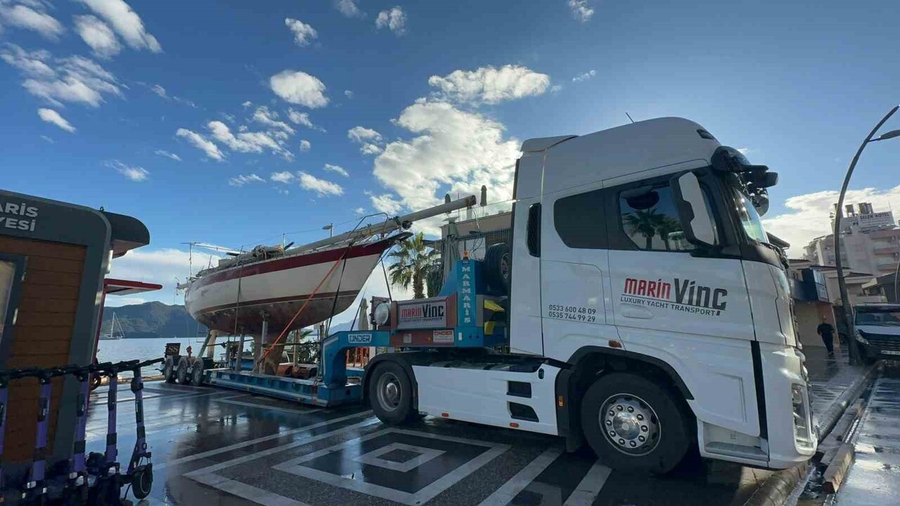 MUĞLA'NIN MARMARİS İLÇESİNDE ETKİLİ OLAN ŞİDDETLİ FIRTINA ÜÇ YELKENLİYİ KARAYA SÜRÜKLERKEN, KARAYA...