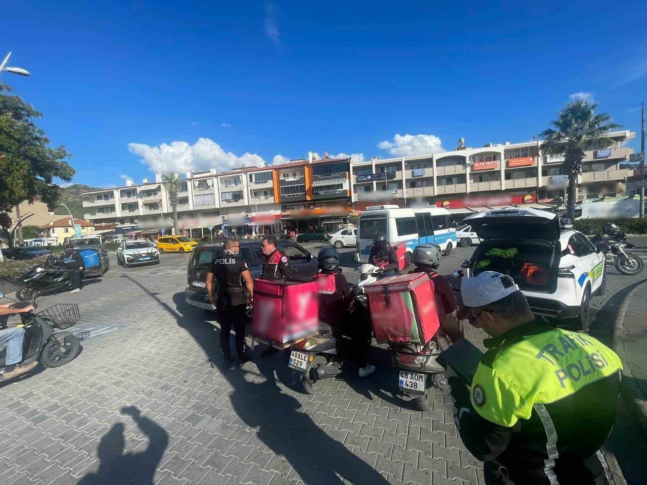 MUĞLA'NIN MARMARİS İLÇESİNDE TRAFİK EKİPLERİ MOTORLU KURYELERE YÖNELİK YETKİ BELGESİ VE KASK...