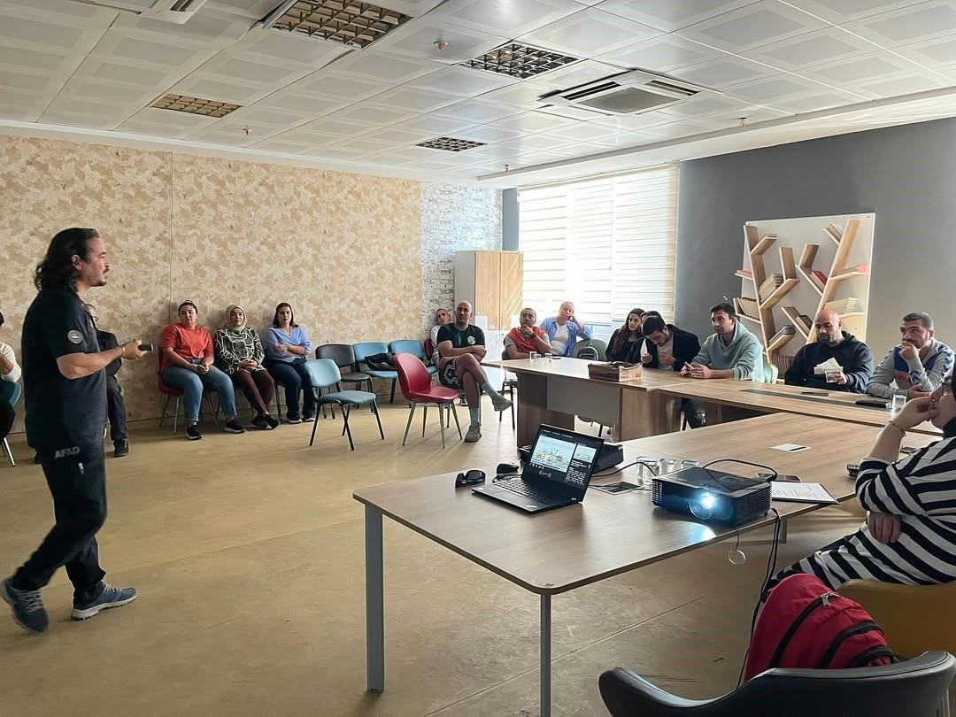 MUĞLA AFAD'DAN GENÇLİK MERKEZİ PERSONELİNE AFET BİLİNCİ VE FARKINDALIK EĞİTİMİ