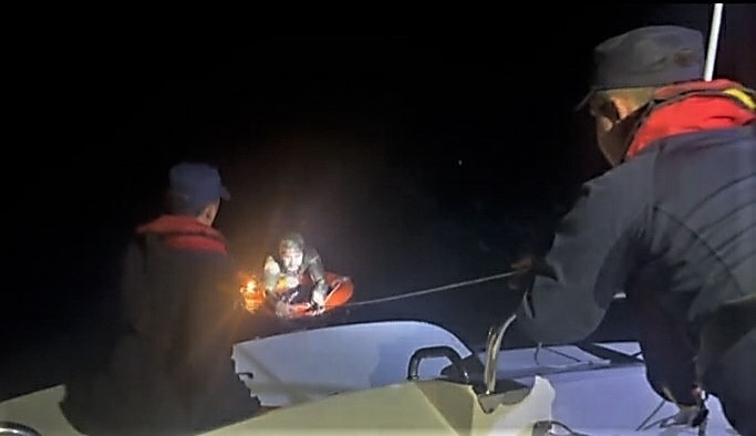 MUĞLA’NIN BODRUM İLÇESİ AÇIKLARINDA BİTKİN HALDE BULUNAN GÖÇMEN KURTARILDI.