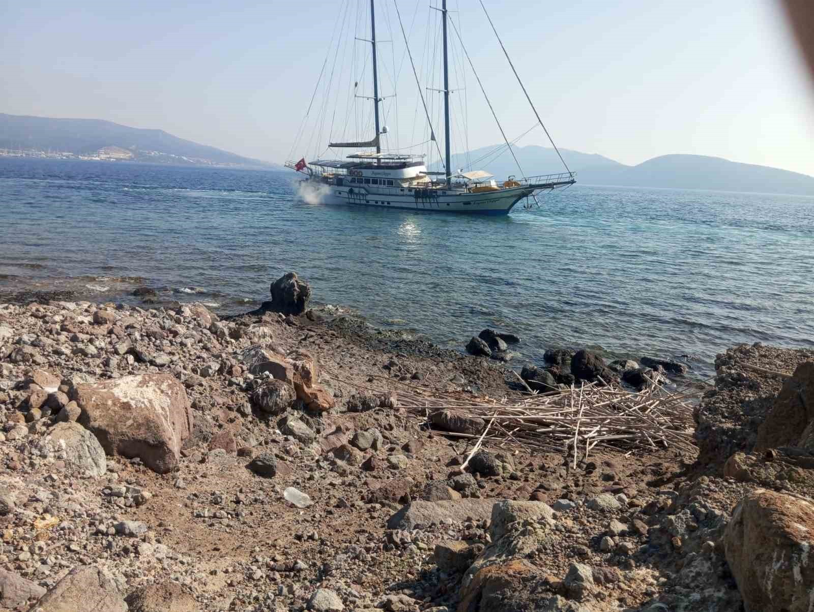 MUĞLA’NIN BODRUM İLÇESİNDE 41 METRE BOYUNDAKİ YELKENLİ TEKNE KARAYA OTURDU.