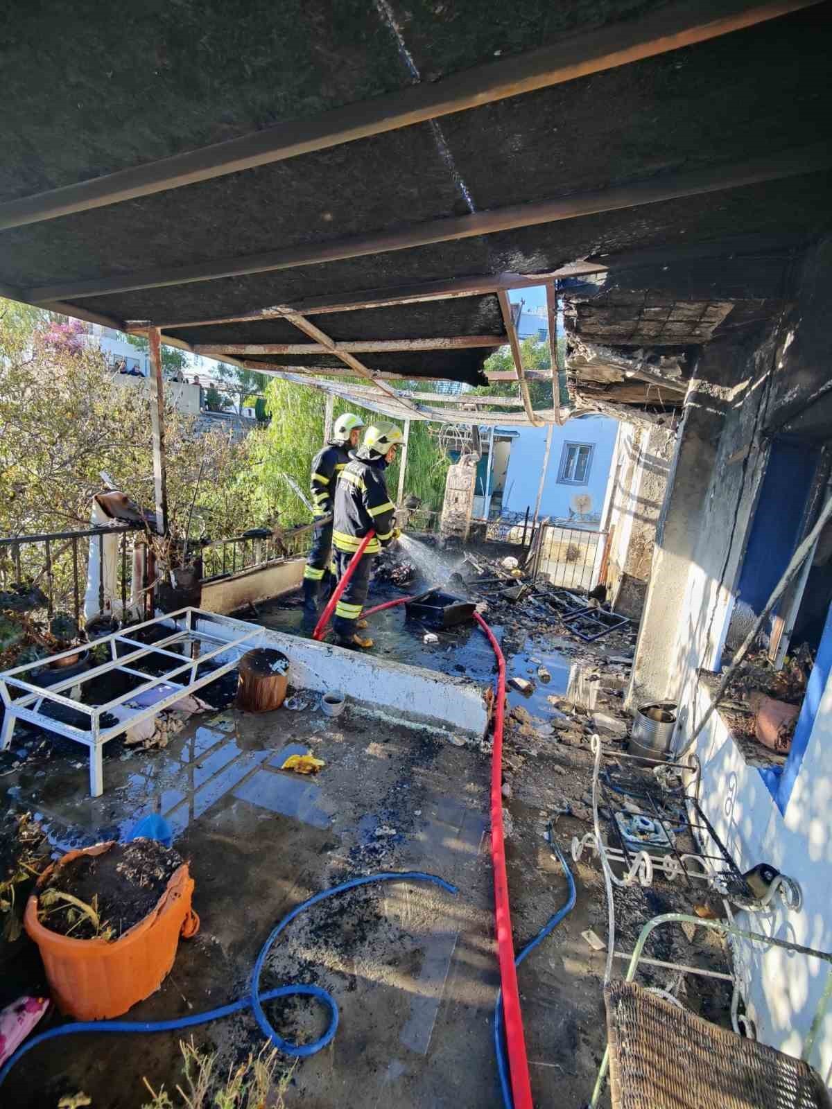 MUĞLA’NIN BODRUM İLÇESİNDE BİR EVDE ÇIKAN YANGIN, İTFAİYE EKİPLERİNİN MÜDAHALESİYLE...