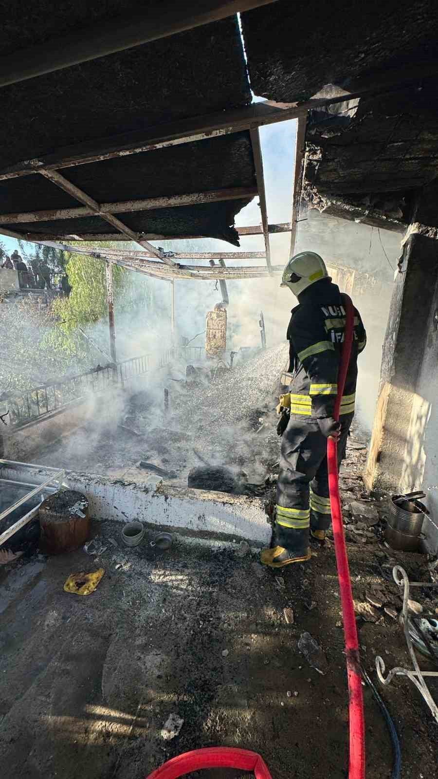 MUĞLA’NIN BODRUM İLÇESİNDE BİR EVDE ÇIKAN YANGIN, İTFAİYE EKİPLERİNİN MÜDAHALESİYLE...