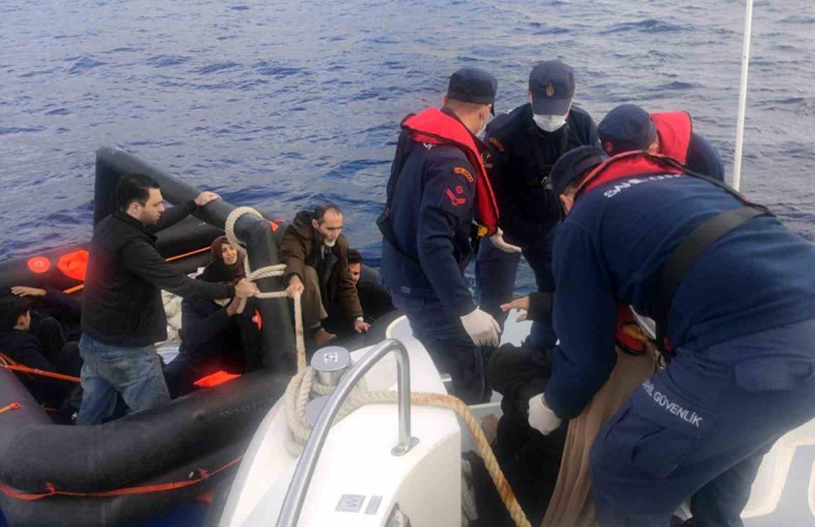 MUĞLA’NIN MARMARİS İLÇESİ AÇIKLARINDA CAN SALLARI İÇİNDE 8’İ ÇOCUK 20 DÜZENSİZ GÖÇMEN...