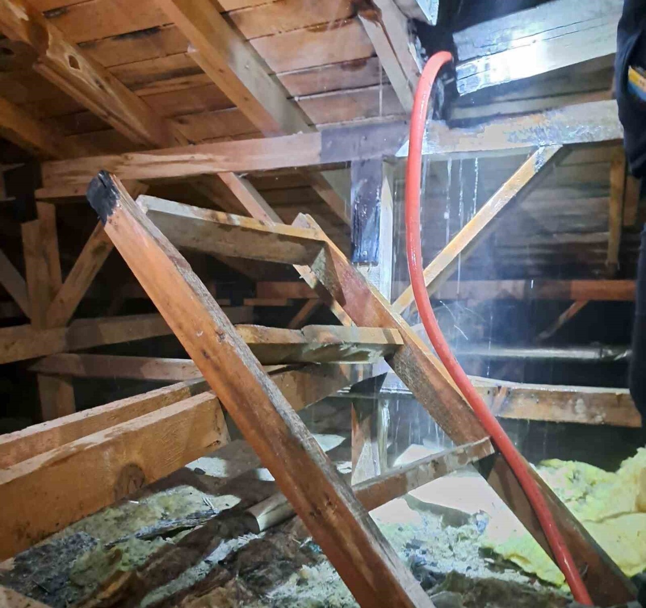 MUĞLA’NIN MENTEŞE İLÇESİ ESKİ TOKİ KONUTLARININ BULUNDUĞU D69 BLOKTA ÇIKAN ÇATI YANGINI KISA...