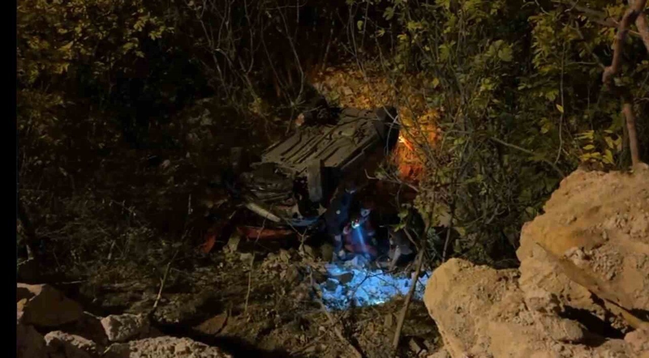 MUĞLA’NIN MENTEŞE İLÇESİNDE SÜRÜCÜSÜNÜN DİREKSİYON HAKİMİYETİNİ KAYBETTİĞİ ARAÇ DEREYE UÇARKEN...