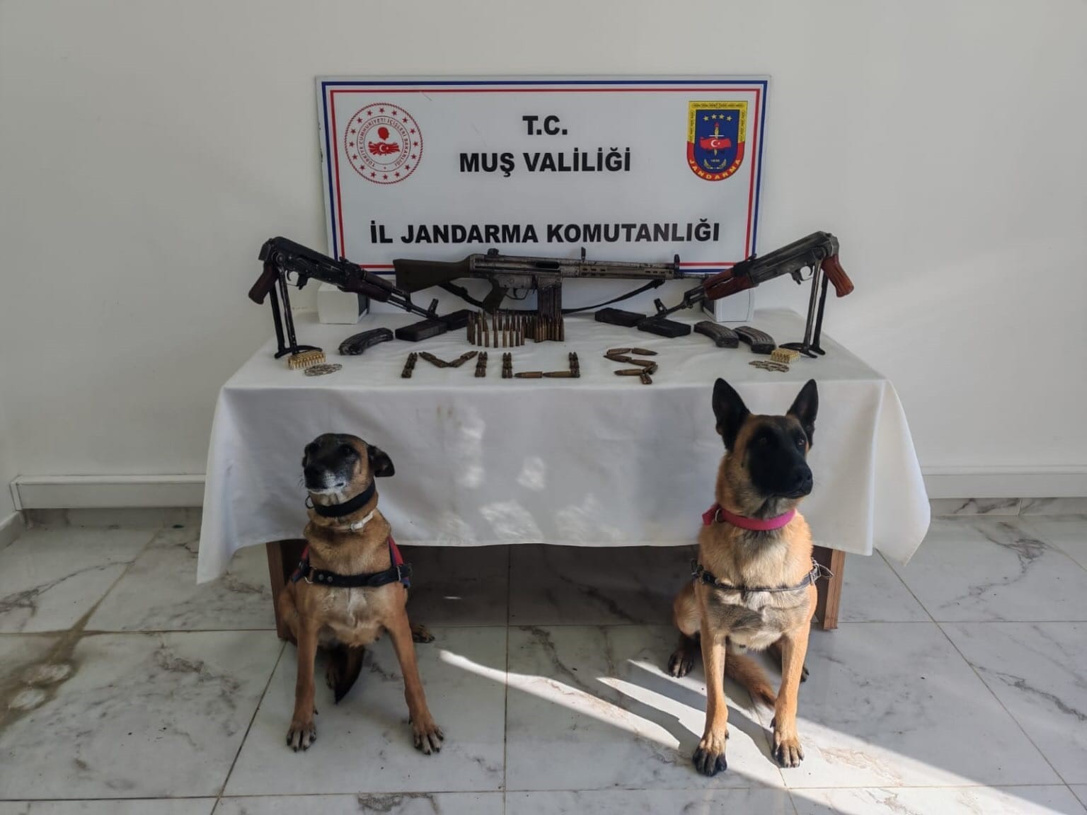 MUŞ (İHA) - MUŞ İL JANDARMA KOMUTANLIĞI EKİPLERİNCE DÜZENLENEN OPERASYONDA, BİR EVDE YAPILAN...