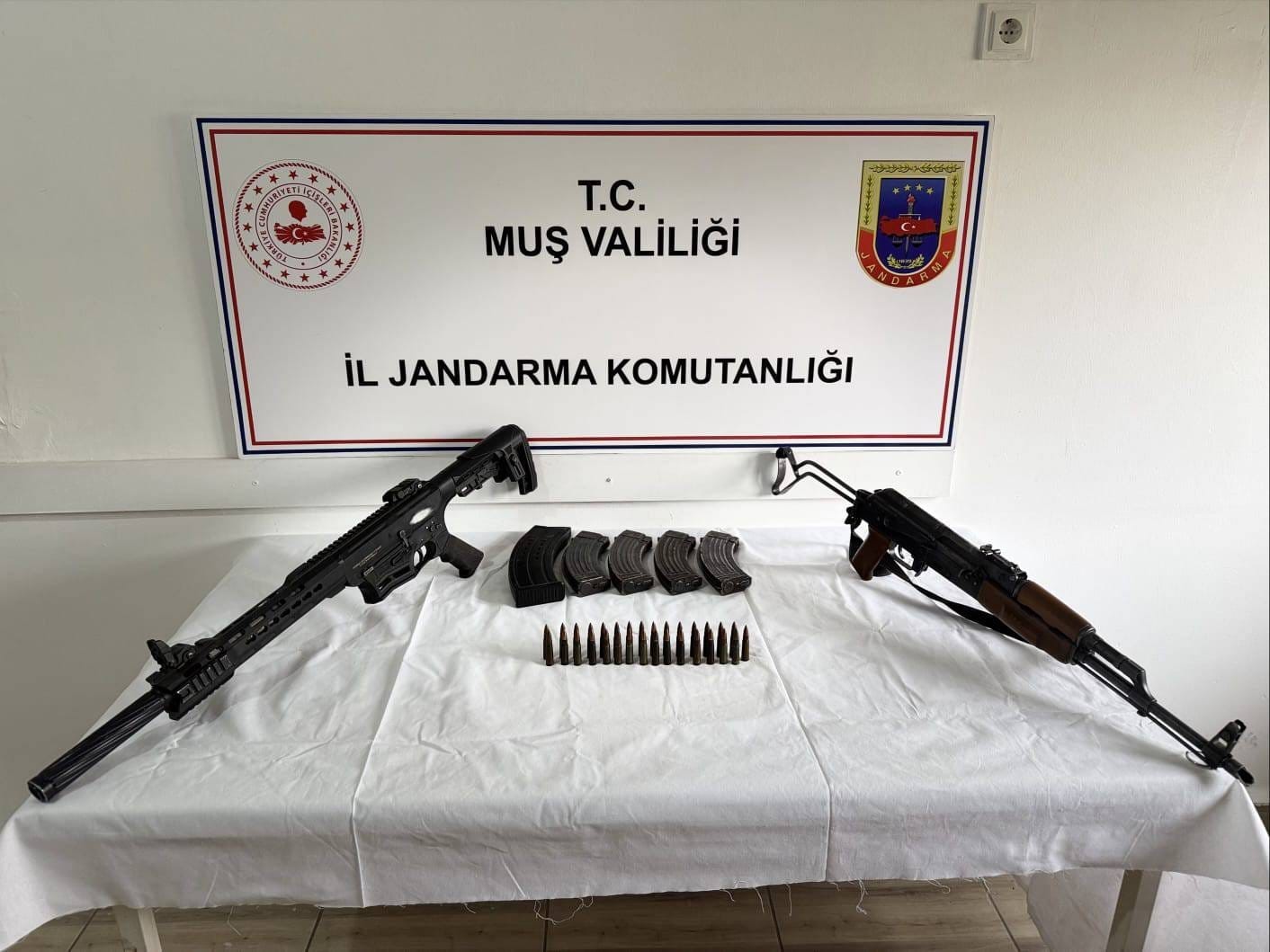 MUŞ’TA BİR EVE SİLAHLA ATEŞ AÇILMASI ÜZERİNE BAŞLATILAN JANDARMA OPERASYONUNDA İKİ ŞÜPHELİ...