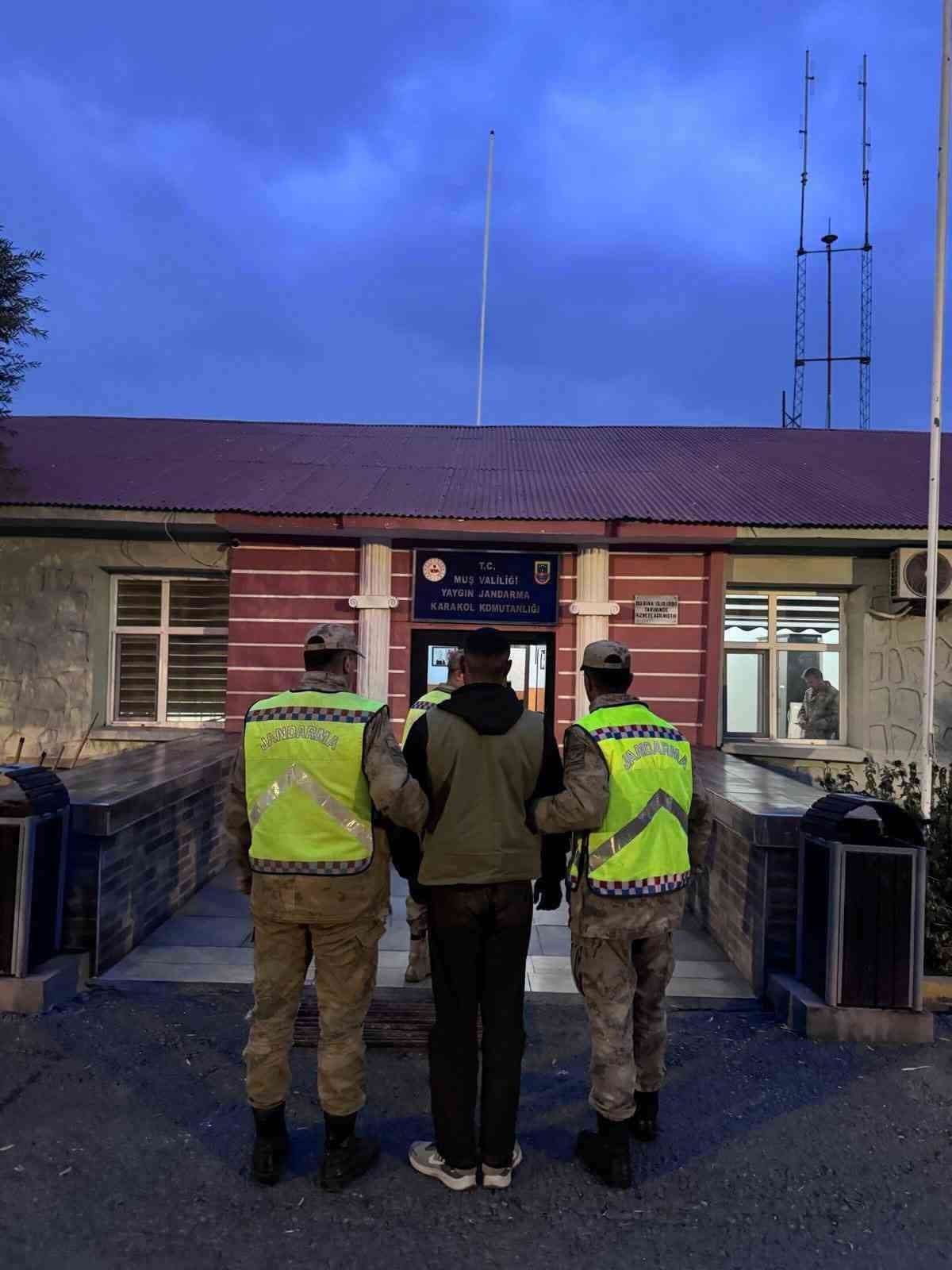 MUŞ’TA BİR EVE SİLAHLA ATEŞ AÇILMASI ÜZERİNE BAŞLATILAN JANDARMA OPERASYONUNDA İKİ ŞÜPHELİ...