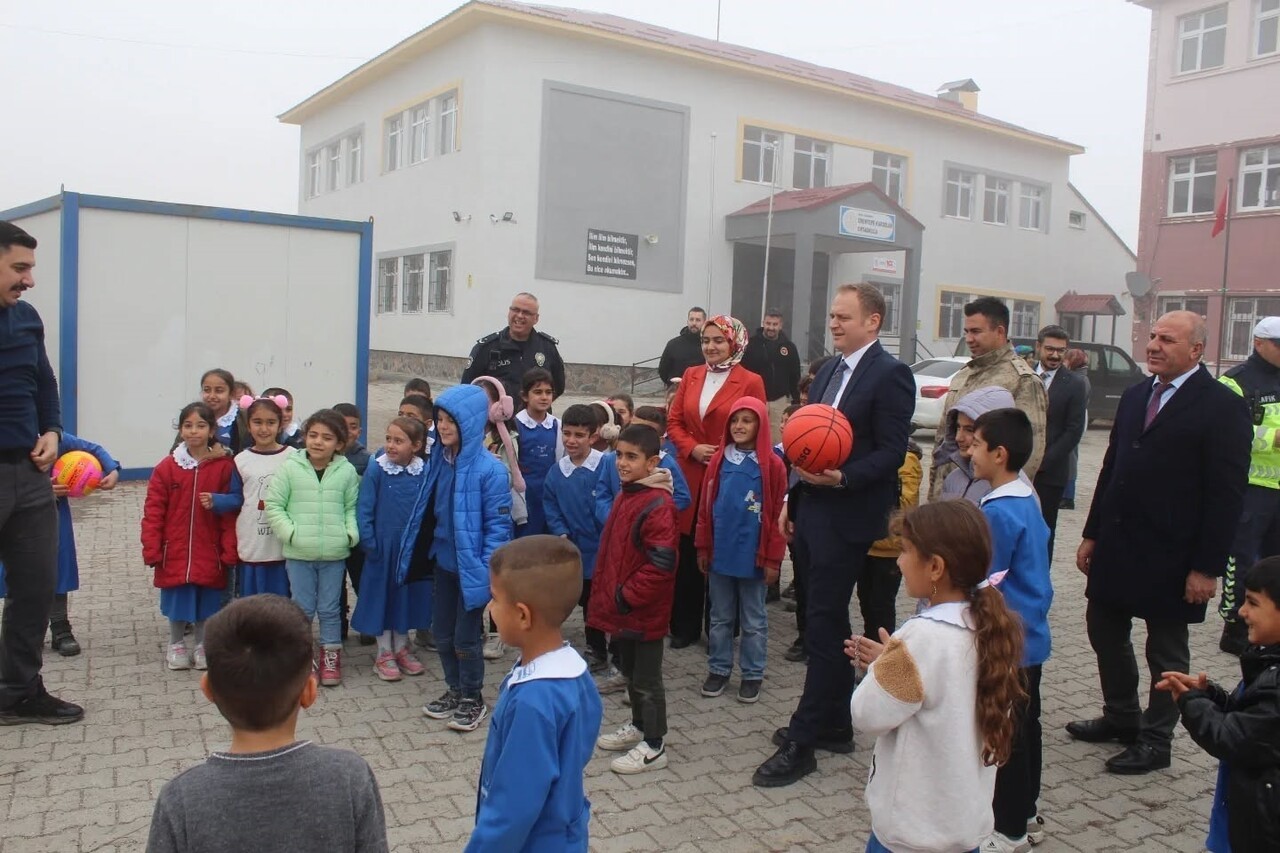 MUŞ’UN BULANIK KAYMAKAMI ÖMER ÖVÜNÇ KOŞANSU, EĞİTİME VERİLEN DESTEĞİN KARARLILIKLA DEVAM EDECEĞİNİ...
