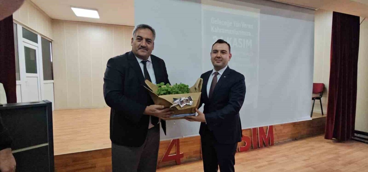 MUŞ’UN HASKÖY İLÇESİNDE GEÇTİĞİMİZ YIL ÖĞRETMENLER GÜNÜ’NDE ÖĞRETMENLERE SAKSIDA ÇİÇEK HEDİYE EDEN...