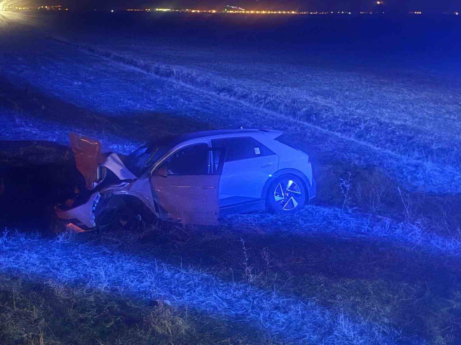 MUŞ’UN HASKÖY İLÇESİNDE SEYİR HALİNDEKİ OTOMOBİL, ANİDEN YOLA ÇIKAN İNEĞE ÇARPTI. KAZADA YARALANAN...