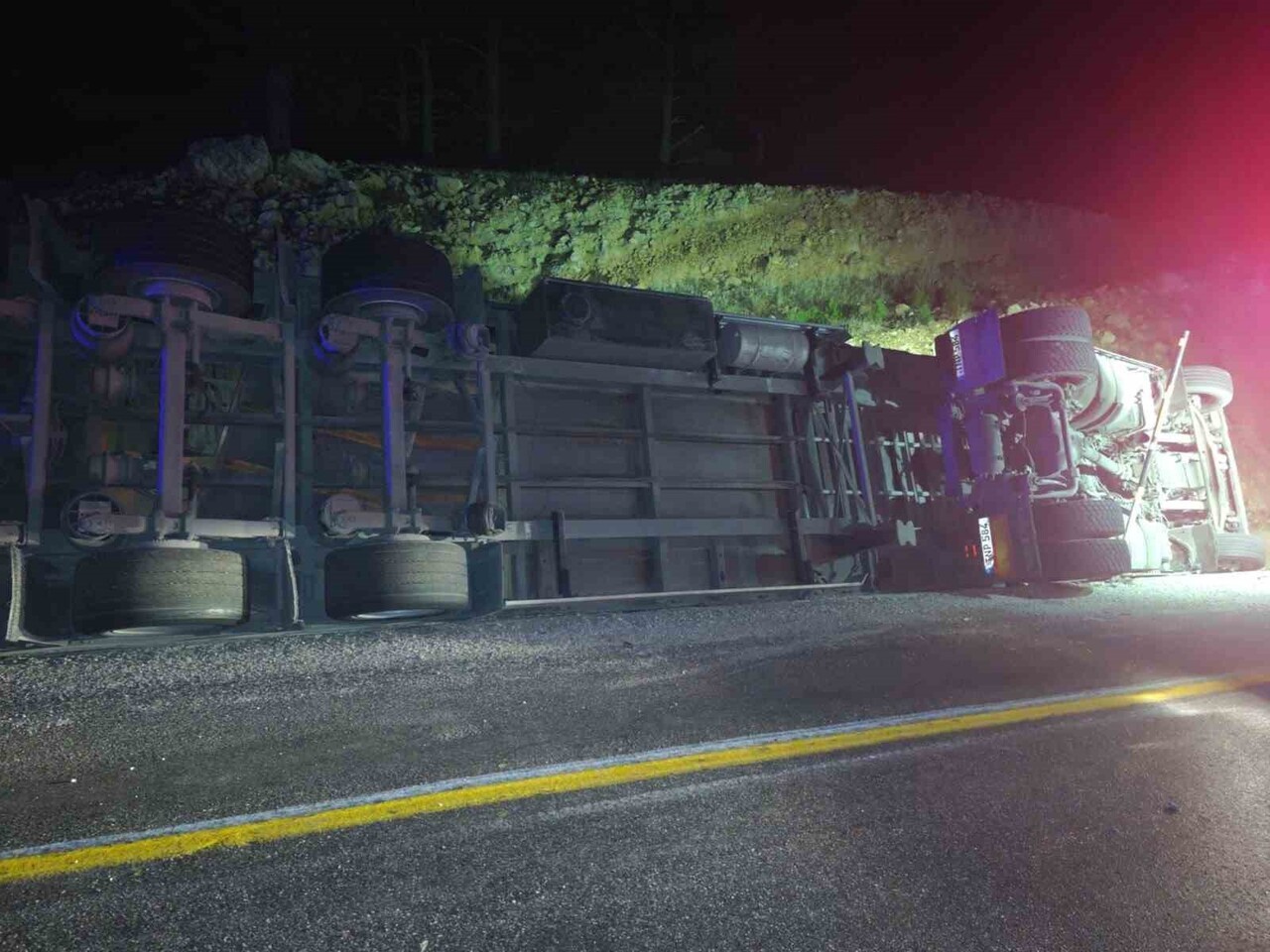 MUT-KARAMAN KARAYOLU ÜZERİ SERTAVUL MEVKİİNDE, YABANCI PLAKALI BİR TIR DEVRİLDİ. KAZADA SÜRÜCÜ...