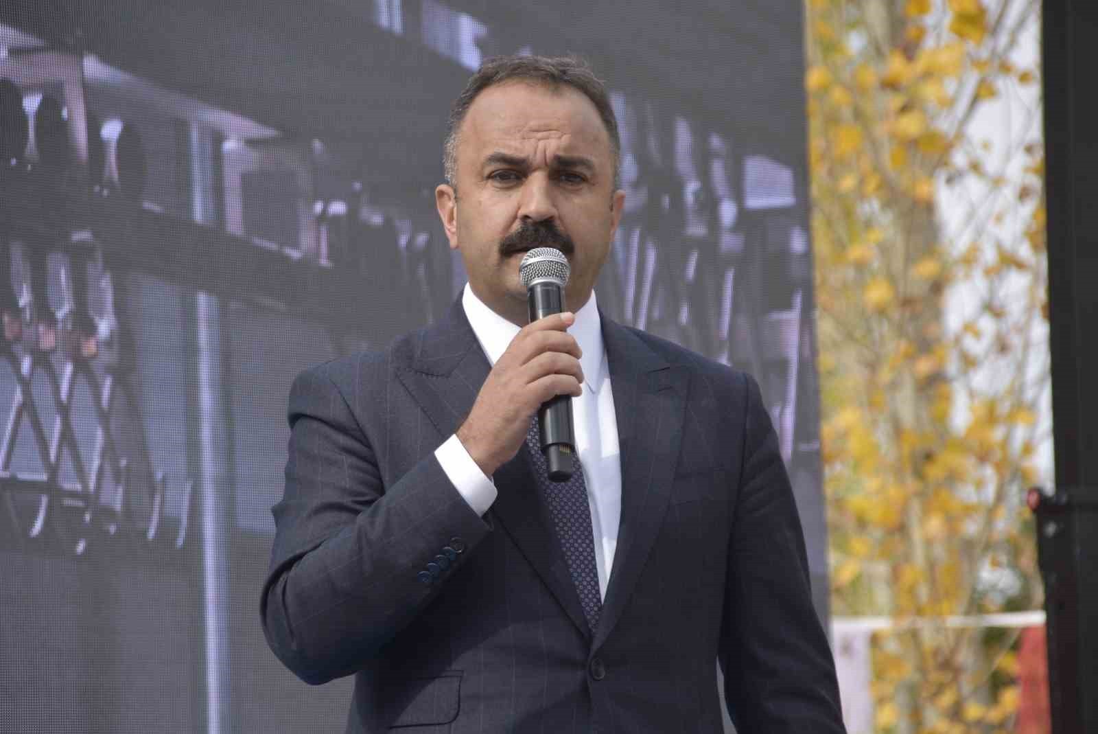 MUTKİ İLÇE BELEDİYE BAŞKANI VAHDETTİN BARLAK, YAPILAN TESİSLERİN İLÇEYE HAYIRLI OLMASINI DİLEYEREK...