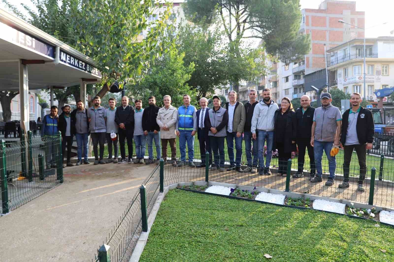 NAZİLLİ BELEDİYE BAŞKANI DR. ERTUĞRUL TETİK, SABAH MESAİSİNE SAHADA BAŞLADI. KENT MERKEZİNDE...