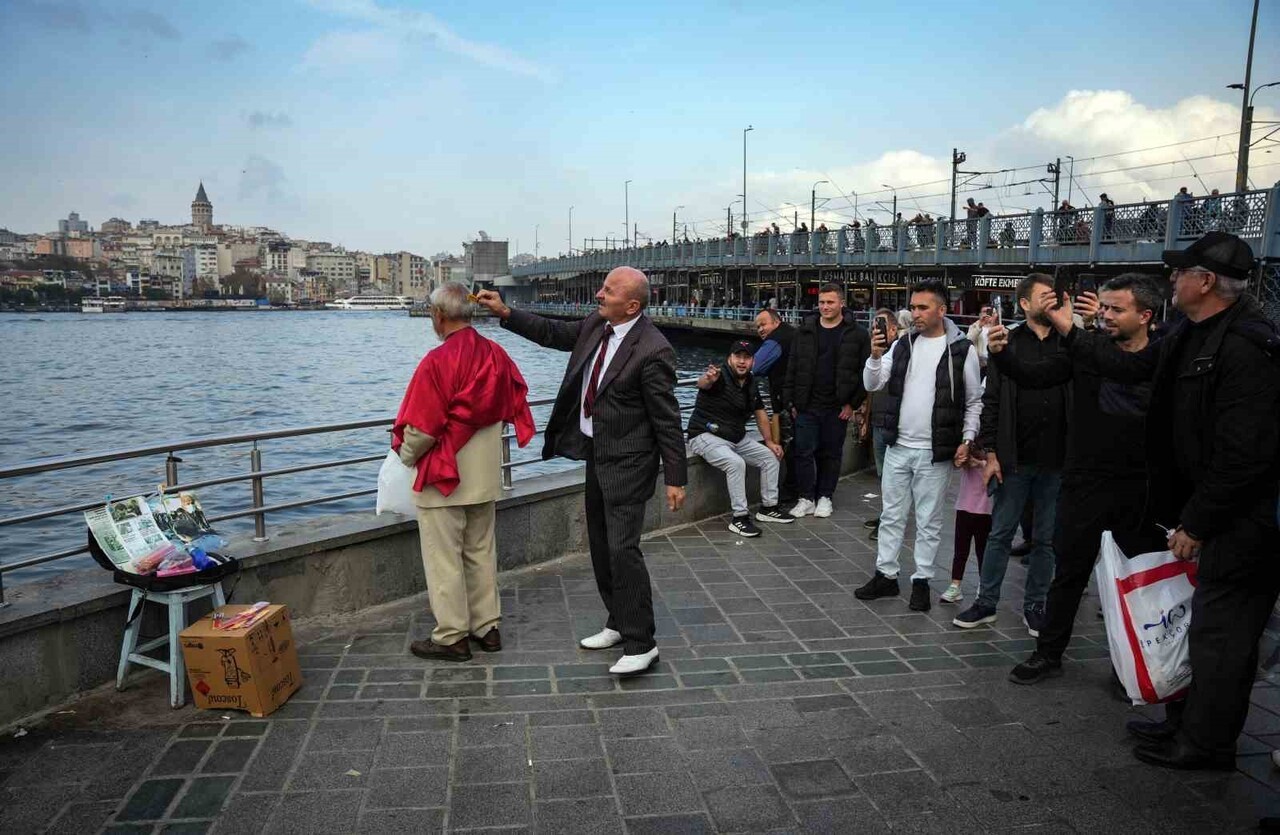 NEŞELİ GÜNLER FİLMİ'NDE ŞENER ŞEN'İN CANLANDIRDIĞI "ZİYA" KARAKTERİNDEN İLHAM ALAN 70 YAŞINDAKİ...