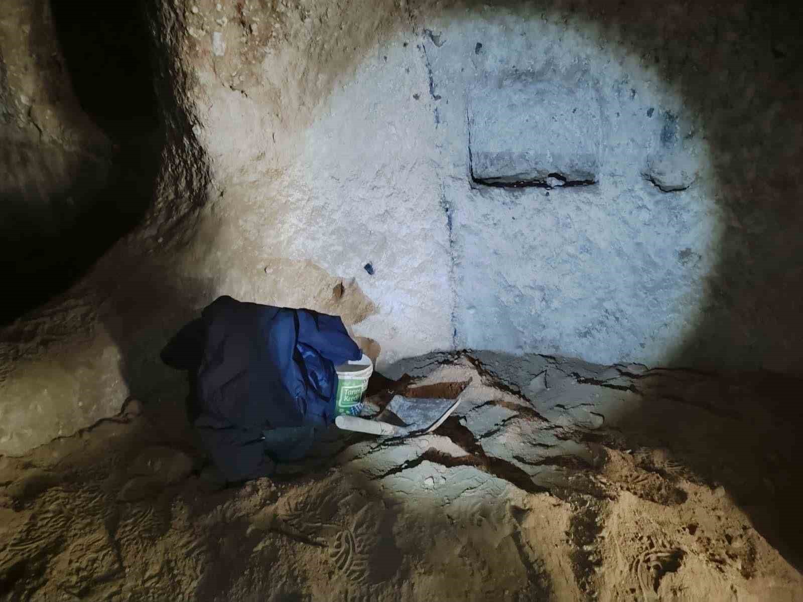 NEVŞEHİR'DE KAÇAK KAZI İHBARINI DEĞERLENDİREN İL JANDARMA KOMUTANLIĞI EKİPLERİ TARAFINDAN YAPILAN...