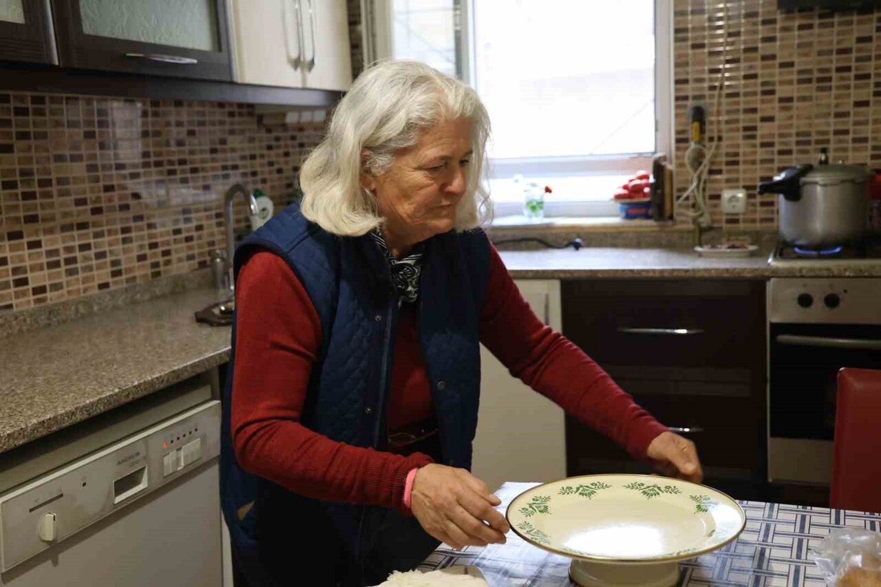 NEVŞEHİR'DE YAŞAYAN 67 YAŞINDAKİ İLHAN KAVAKLI, YAKLAŞIK 55 YILDIR TERSTEN OKUYOR, YAZIYOR VE...