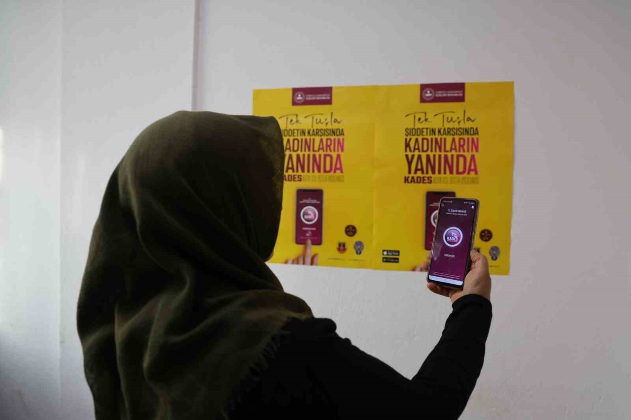 NEVŞEHİR’DE 2025 YILININ İLK 10 AYINDA, MOBİL CİHAZLARINA KADIN DESTEK UYGULAMASI (KADES) İNDİREN...