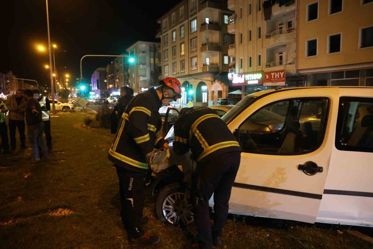 NEVŞEHİR’DE KIRMIZI IŞIKTA BEKLEYEN OTOMOBİLE ÇARPAN HAFİF TİCARİ ARAÇ SÜRÜCÜSÜ KAZA YERİNDEN...