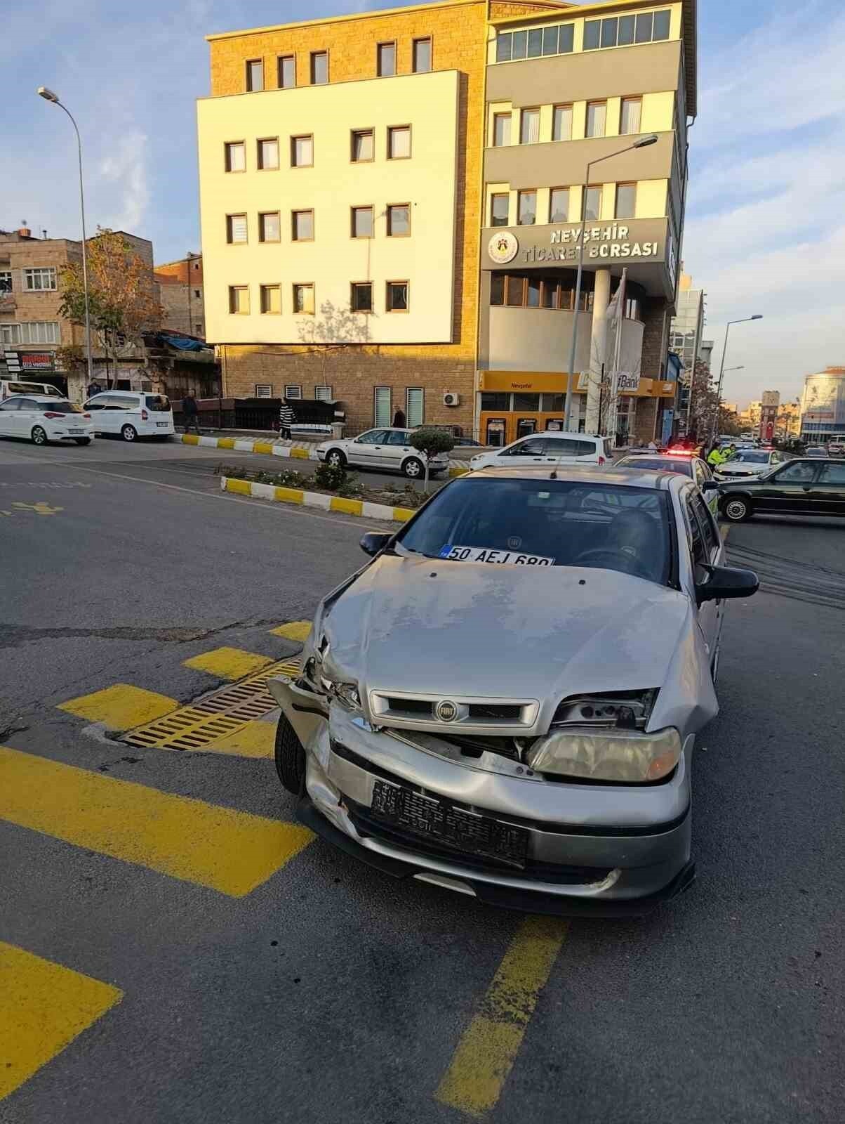 NEVŞEHİR’DE MEYDANA GELEN TRAFİK KAZASINDA HAFİF TİCARİ ARAÇ İLE OTOMOBİL KAVŞAKTA ÇARPIŞTI....