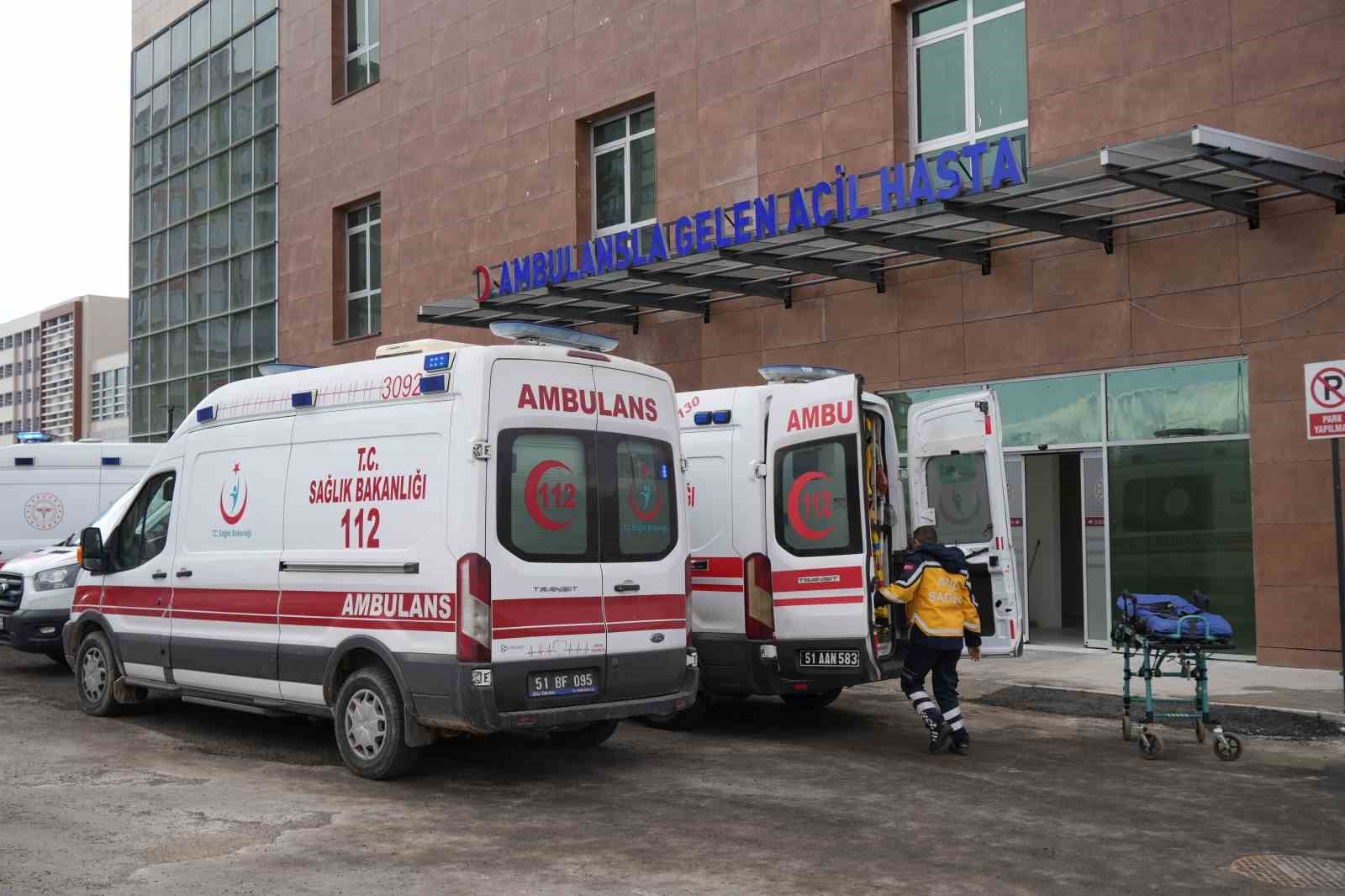 NİĞDE’DE BİR OTO GALERİ ÖNÜNDE MEYDANA GELEN SİLAHLI SALDIRIDA 1 KİŞİ YARALANDI.