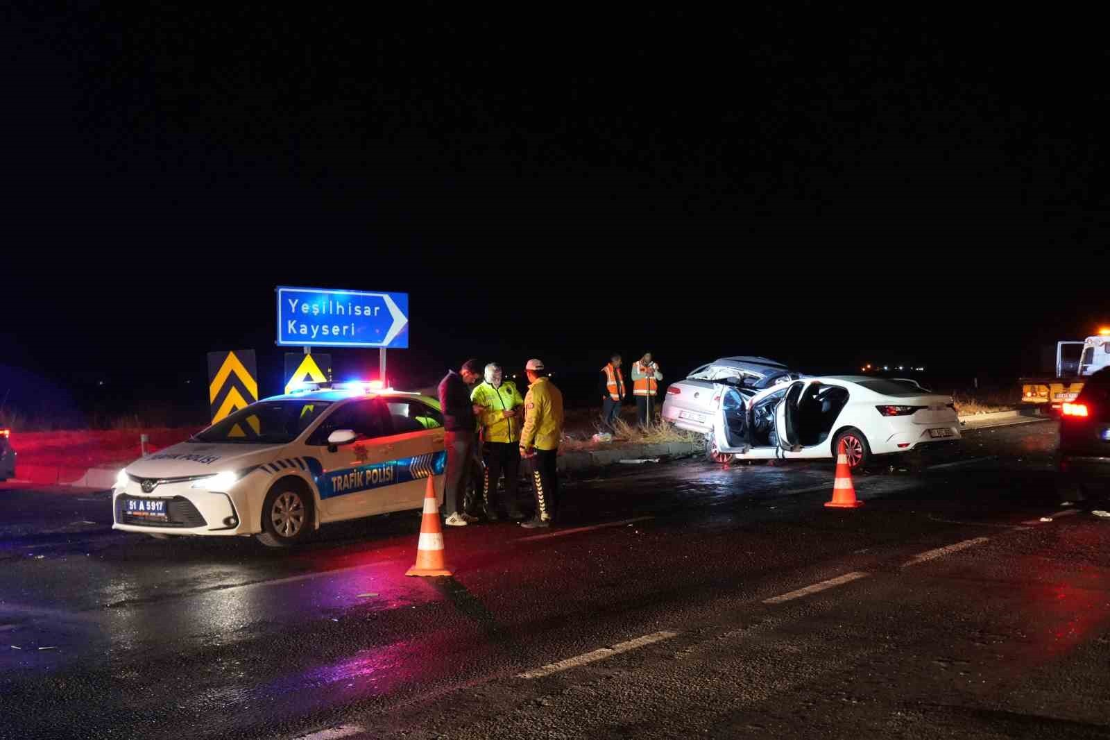 NİĞDE-KAYSERİ KARAYOLU ÇAMARDI KAVŞAĞINDA MEYDANA GELEN TRAFİK KAZASINDA 3 KİŞİ HAYATINI KAYBETTİ...