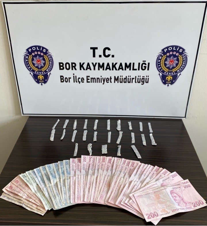 NİĞDE’NİN BOR İLÇESİNDE POLİS EKİPLERİNCE DÜZENLENEN UYUŞTURUCU OPERASYONUNDA BİR KİŞİ...