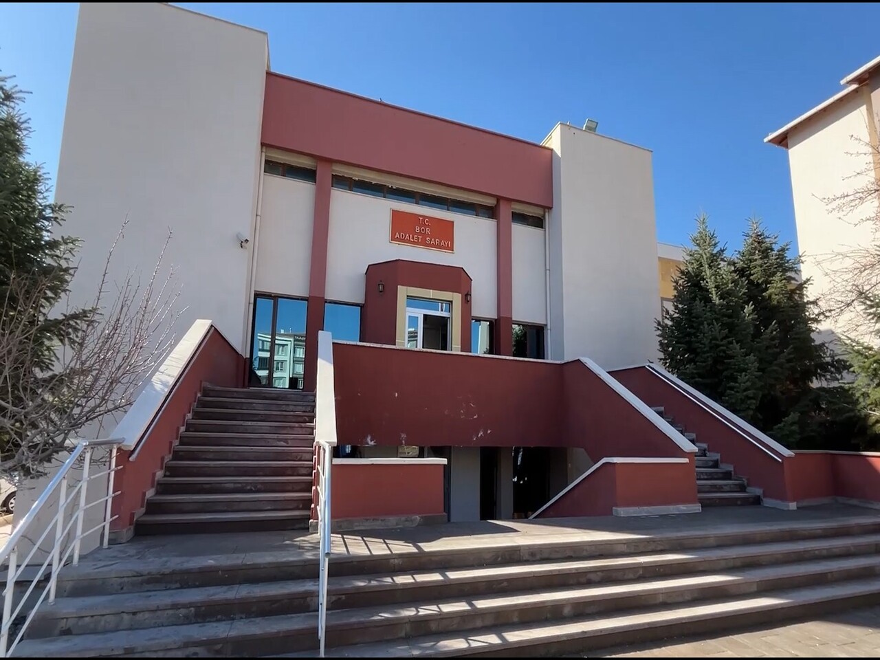 NİĞDE’NİN BOR İLÇESİNDEKİ BİR GERİ DÖNÜŞÜM FABRİKASINDA KOLUNU MAKİNEYE KAPTIRMASI SONUCU HAYATINI...