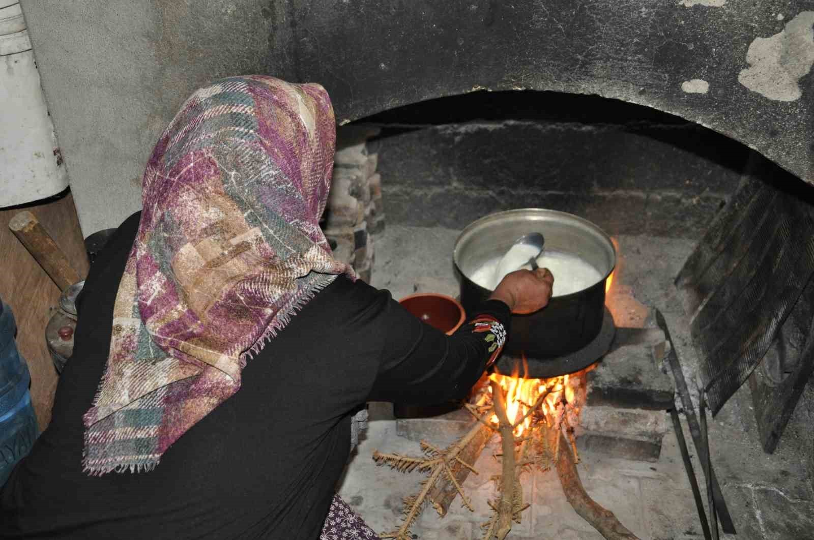 NİĞDE’NİN ULUKIŞLA İLÇESİNE BAĞLI HOROZ KÖYÜNDE, KÖY HALKI TARAFINDAN GELENEKSEL YÖNTEMLERLE...