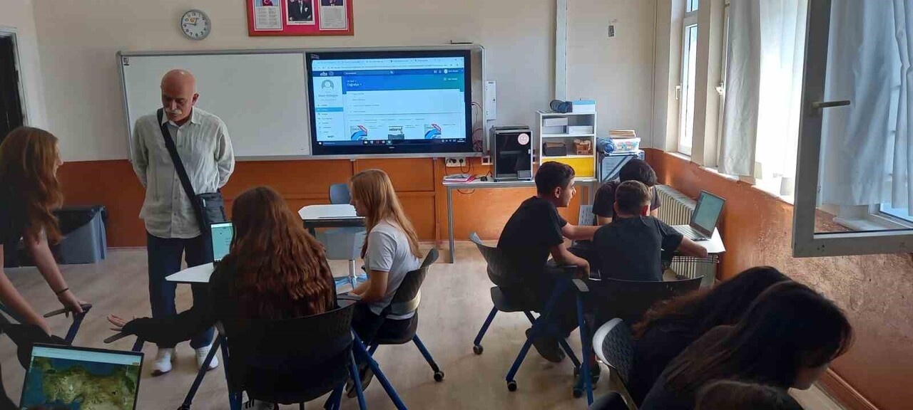 ÖĞRENCİLER TEKNOLOJİYLE DONANIMLI SINIFTA DERS YAPACAK