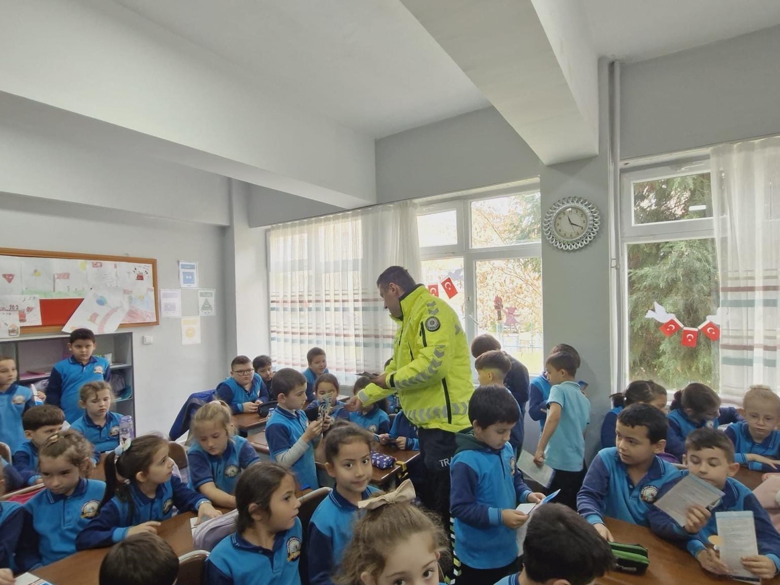 ÖĞRENCİLERE, YAYA GEÇİTLERİNİN KULLANIMI, TRAFİK İŞARET VE LEVHALARININ ANLAMLARI VE EMNİYET...