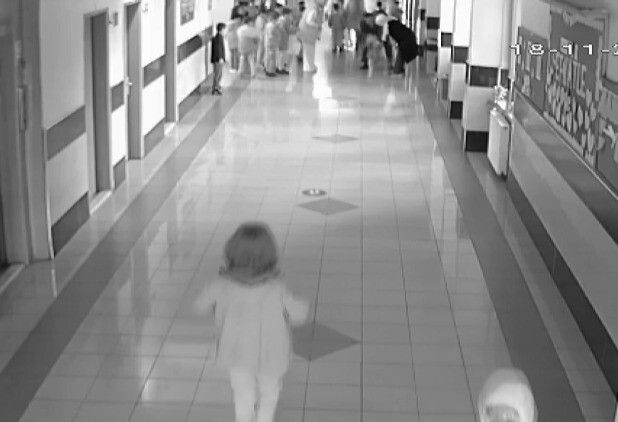 ÖĞRENCİNİN, OKUL MÜDÜRÜ TARAFINDAN YAPILAN HEİMLİCH MANEVRASIYLA KURTARILMASI GÜVENLİK KAMERASI...