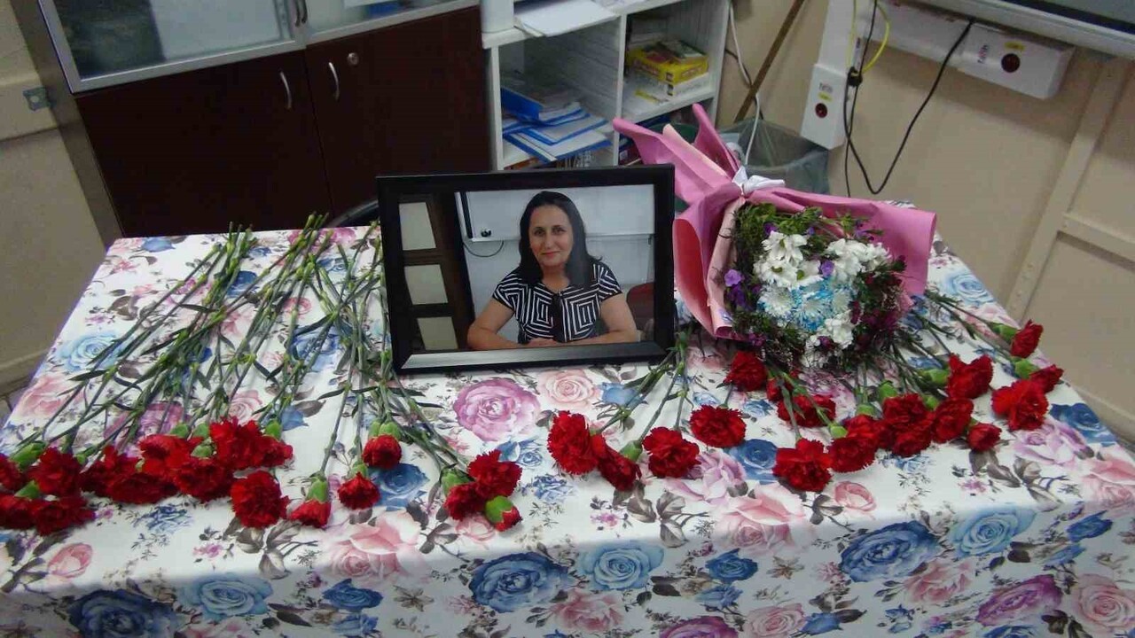 ÖĞRETMENLER GÜNÜ KUTLAMASINA GİDERKEN KAZA SONUCU ÖLEN ÖĞRETMEN OKULUNDA ANILDI