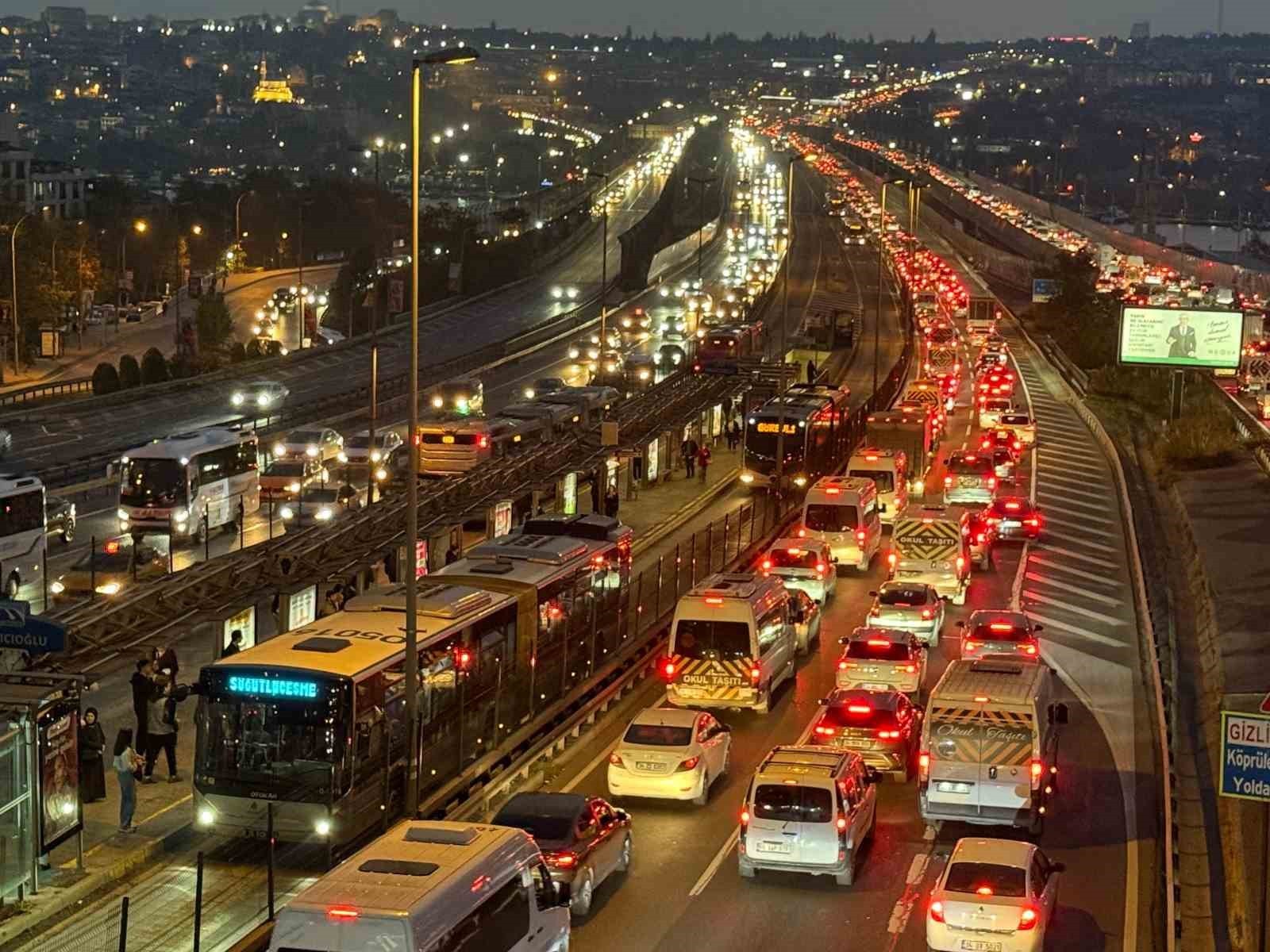 OKULLARDA BİR HAFTALIK ARA TATİLİN BAŞLAMASIYLA İSTANBUL’DA AKŞAM SAATLERİNDE TRAFİK YOĞUNLUĞU...