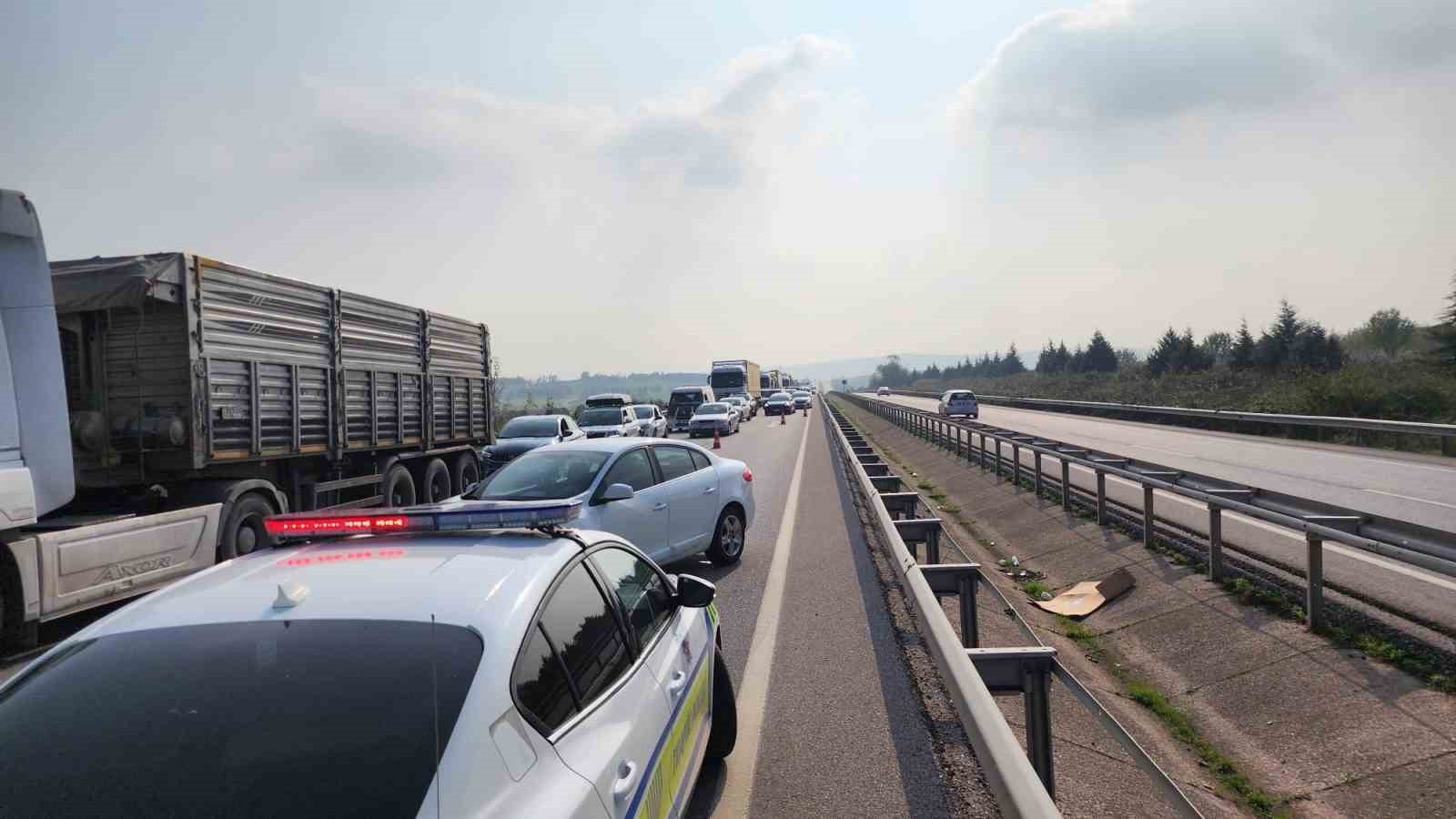 OLAY YERİNE GELEN İTFAİYE EKİPLERİ YAKLAŞIK BİR BUÇUK SAAT SÜREN YOĞUN ÇALIŞMA SONUCU SÜRÜCÜYÜ...