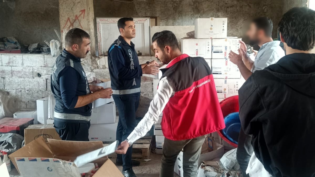 ONLARCA KOLİ KİMYASAL İLACA İMHA EDİLMEK ÜZERE EL KOYAN ZABITA EKİPLERİ, DEPOYU MÜHÜRLEYEREK...